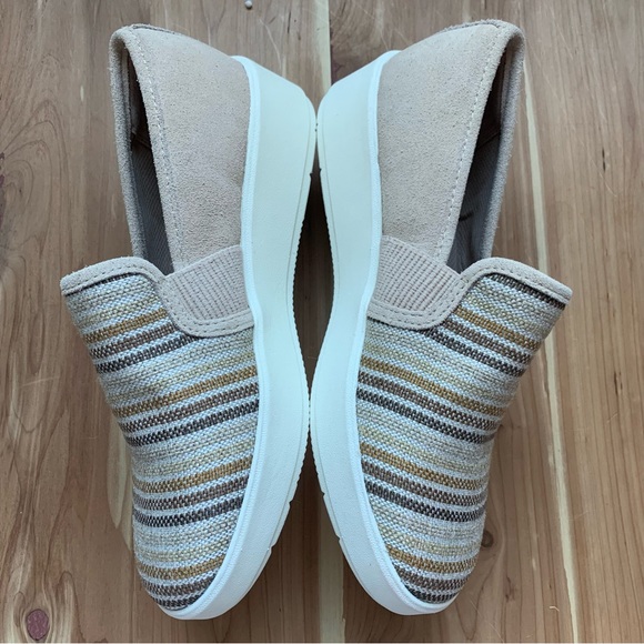 Clarks Collection Double Gore Slip Ons - Picture 5 of 9